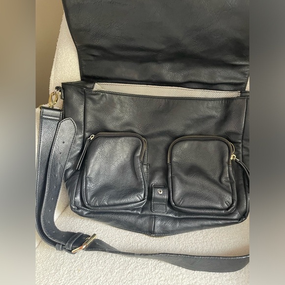 Large Steve Madden Black Leather crossbody open flap with pockets zippers NWOT - Picture 3 of 11